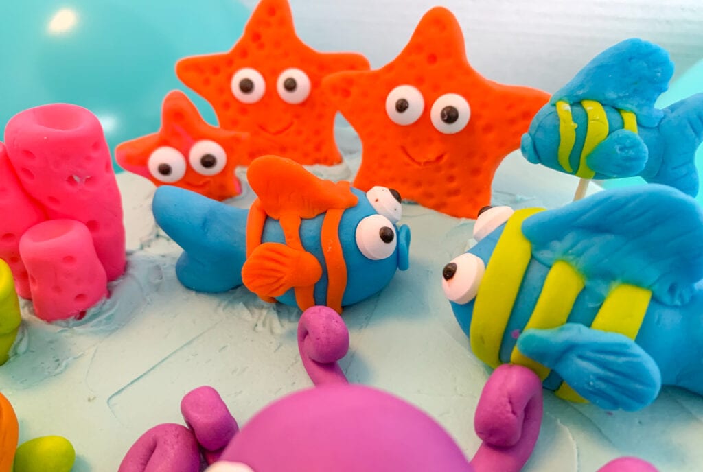 A close up of the fondant sea animals on top of the cake.