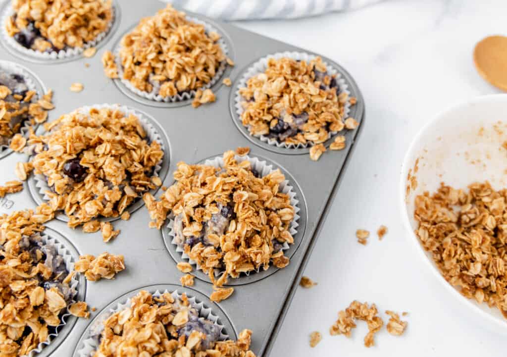 Top the muffins generously with oats